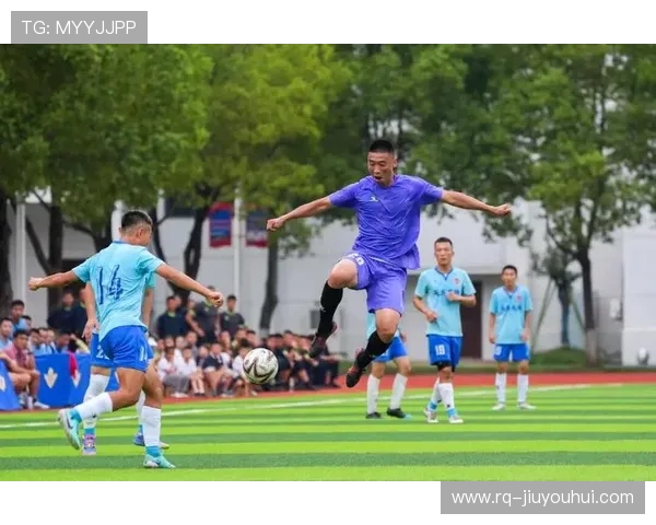 他在足球反击中潇洒撩发那一刻全场沸腾仿佛时间都为他暂停